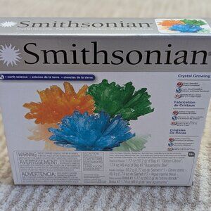 NEW Smithsonian Beautiful Crystal Growing Kit - Sealed